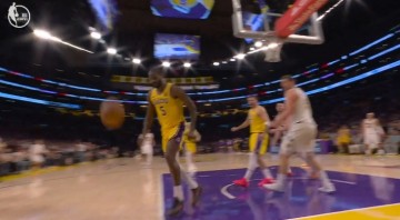 开云体育官网-太激动了😂？艾顿大帽约基奇 本来可以救的球不要了