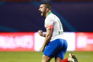 开云体育官网-鸭梨低迷失点！青岛3连败0进球 滑向榜尾难阻挡